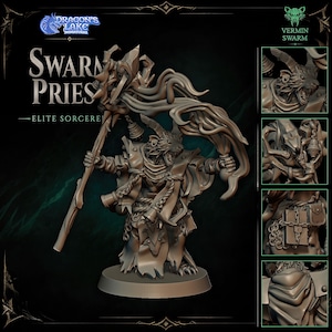 Pode incluir: Uma miniatura de resina castanha de uma criatura semelhante a um rato, o Swarm Priest, segurando um cajado alto com um estandarte. A figura usa mantos, cordas e sinos, com um livro acorrentado e uma bolsa na cintura. A imagem inclui os textos Dragon's Lake Miniaturas, Swarm Priest, Elite Sorcerer e Vermin Swarm.