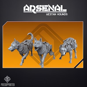 Może przedstawiać: Trzy szare miniaturowe figurki psów z napisem Arsenal Westan Hounds. Każdy pies ma na sobie sprzęt taktyczny, w tym uprząż z sakwami i akcesoriami. Jeden pies ma na głowie gogle. Figurki mają matowe, szare wykończenie powierzchni.