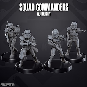 Pode incluir: Quatro miniaturas de soldados cinzentas em bases circulares pretas. As figuras usam armadura tática e capacetes, algumas segurando espingardas. O texto SQUAD COMMANDERS AUTHORITY aparece no topo e a palavra PRESUPPORTED na parte inferior.