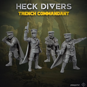 Könnte beinhalten: Vier graue Miniatur-Soldatenfiguren mit der Aufschrift HECK DIVERS TRENCH COMMANDANT. Jede Figur trägt eine Militäruniform mit Schirmmütze, Umhang und Gesichtsmaske. Sie nehmen verschiedene Kampfhaltungen ein und halten Gewehre, Pistolen oder Messer.