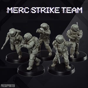 Peut inclure: Cinq figurines miniatures de soldats gris intitulées MERC STRIKE TEAM, portant des équipements tactiques, des casques à visière et des fusils. Les figurines sont montées sur des socles circulaires noirs et le texte PRESUPPORTED est visible.