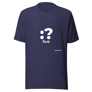 Puede incluir: Una camiseta azul marino de manga corta con un gráfico blanco en el pecho. El gráfico consta de dos puntos, un signo de interrogación y la palabra Sus debajo. El texto EmojTeecon está impreso en letras blancas pequeñas en la parte inferior derecha.