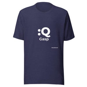 Peut inclure: Un t-shirt bleu marine à manches courtes avec un motif blanc composé d'un deux-points et de la lettre Q, accompagné du mot Gasp imprimé en dessous. Le texte EmojTeecon est inscrit en petites lettres blanches sur le côté droit de la poitrine.