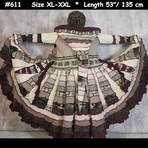 Peut inclure: Un long manteau évasé dans des tons crème, marron et bordeaux foncé, présentant un motif patchwork avec divers tricots, rayures et pois. Le vêtement est marqué #611, taille XL-XXL, avec une longueur totale de 135 cm.
