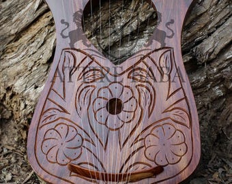 Lira artesanal de 12 cuerdas metálicas con forma de corazón y flor de palisandro. Incluye funda, llave de afinación y cuerdas adicionales.