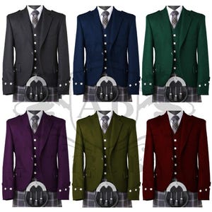 Puede incluir: Seis chaquetas coloridas con chalecos y corbatas a juego, combinadas con kilts escoceses tradicionales. Las chaquetas son de color negro, azul marino, verde, morado, oliva y burdeos. Cada chaqueta tiene botones plateados y puños decorativos.