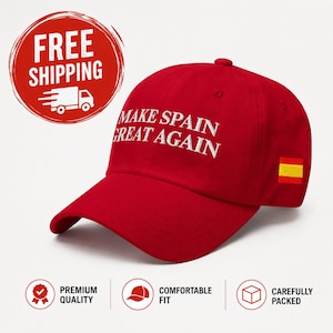 Könnte beinhalten: Eine rote Baseballkappe mit dem in Weiß gestickten Text MAKE SPAIN GREAT AGAIN auf der Vorderseite. An der Seite der Kappe befindet sich ein kleines rechteckiges Abzeichen mit den horizontalen roten und gelben Streifen der spanischen Flagge.
