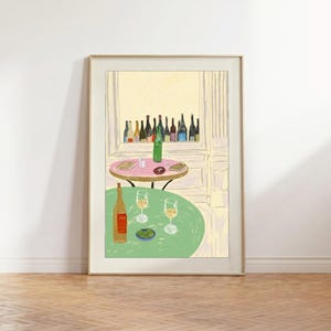Puede incluir: Una impresión artística enmarcada que representa una escena de vino. La obra de arte presenta una mesa verde con dos copas y una botella de vino, una mesa rosa con una botella y copas, y una ventana con botellas. La paleta de colores incluye verde, rosa y amarillo.