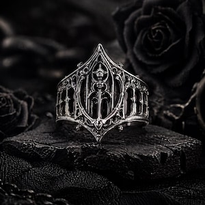 Anillo gótico de plata para hombre: calavera de vampiro, joyería inspirada en la arquitectura oscura.