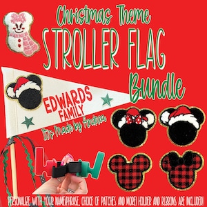 Op de afbeelding: Een kinderwagenvlag-bundel in kerstthema met een witte driehoekige wimpel met de tekst EDWARDS FAMILY, een groene ster en een zwart muisoren-icoon met een kerstmuts, inclusief diverse geborduurde patches en een plastic houder.