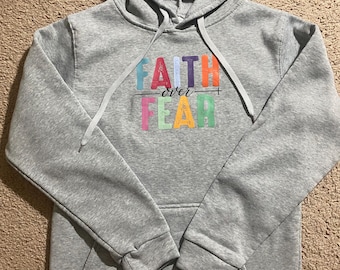 Sudadera con capucha "Fe sobre el miedo"