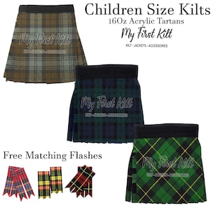 Könnte beinhalten: Drei Kinderkilts in braunen, blau-grünen und hellgrünen Schottenmustern, jeweils mit schwarzem Bund. Der Text lautet Children Size Kilts, 16oz Acrylic Tartans, My First Kilt, KILT-JACKETS-ACCESSORIES. Enthält drei Sets passender Kilt-Flashes.