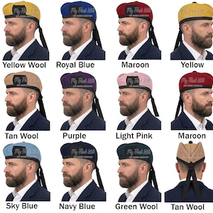 Op de afbeelding: Een verzameling wollen baretten in verschillende kleuren, waaronder geel, koningsblauw en bordeauxrood. Elke baret heeft een zwarte band en een zwart lint. De tekst "My First Kill" is zichtbaar op elke baret.