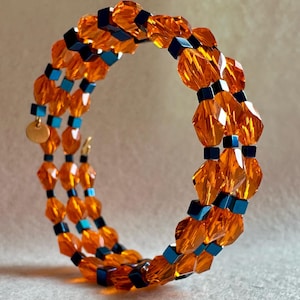Armband med minnestråd, orange glas och blå hematit, justerbara smycken i 3 varv, OOAK-present