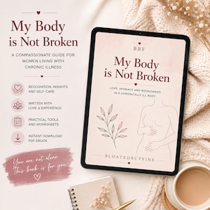 Op de afbeelding: Een digitale tablet met een e-book cover getiteld My Body is Not Broken, voorzien van een lijntekening van een torso en een plant. De tekst bevat ondertitels over chronische ziekte en de merknaam BloatedButFine.