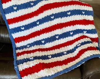 Patrón de manta con franjas y corazones patrióticos con la bandera estadounidense — Tejido a mano y en telar, hilo grueso jumbo, rojo, blanco y azul, descarga instantánea en PDF.