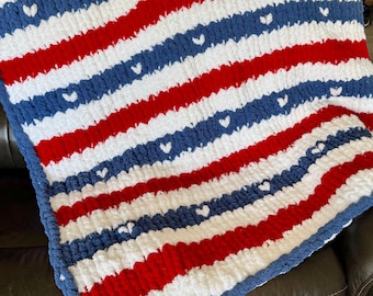 Manta gruesa hecha a mano con rayas y corazones patrióticos — Rojo, blanco y azul, 52.5" x 57", tejida a mano, 4 de julio, regalo militar, manta decorativa