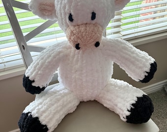 Patrón para peluche de vaca gigante – Tejido con los dedos, hilo grueso, apto para principiantes (descarga en PDF)