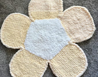 Alfombra y tapete de juego tejido a mano con flores de margarita / Decoración infantil con hilo grueso jumbo / Alfombra suave con estampado floral / Tapete de juego para bebés / Accesorio para fotos / Habitación infantil
