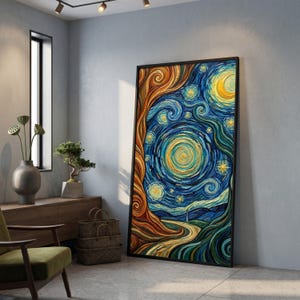 Könnte beinhalten: Ein gerahmter Kunstdruck von Van Goghs "Sternennacht" zeigt wirbelnde blaue, gelbe und grüne Pinselstriche. Das Kunstwerk zeigt einen Nachthimmel mit Sternen, einem Halbmond und einer gewundenen Straße, gerahmt in einem schwarzen Rahmen.
