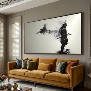 Lienzo con silueta de guerrero samurái, arte mural de vuelo de cuervo místico, estilo pincel de tinta negra, lienzo con armadura japonesa dramática, minimalismo moderno