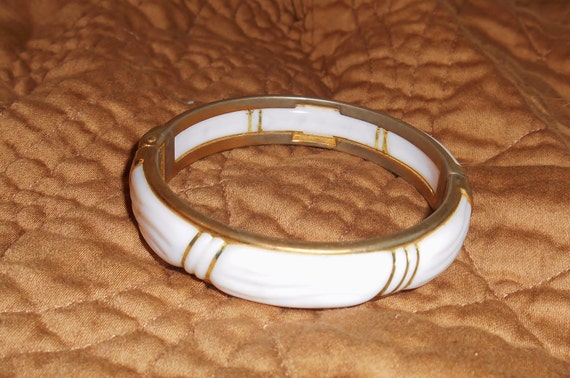 Vintage 1960s White Carved Lucite / Celluloid Cla… - image 1