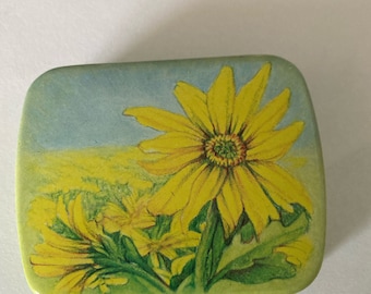 Vintage coleccionable girasol diseños 1970 pequeña caja de lata con bisagras pastillas Stash Snuff regalo