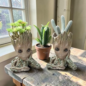 Maceta de Baby Groot, maceta para suculentas, maceta de flores de Groot, decoración de escritorio, mini soporte para plantas, maceta de dibujos animados, regalo para la oficina, decoración del hogar