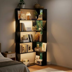 Pode incluir: Uma estante de canto preta com iluminação embutida, cheia de livros, objetos decorativos e uma pequena lâmpada. As prateleiras são iluminadas, criando um ambiente acolhedor. Uma pequena mesa de cabeceira e uma cama são visíveis em primeiro plano.