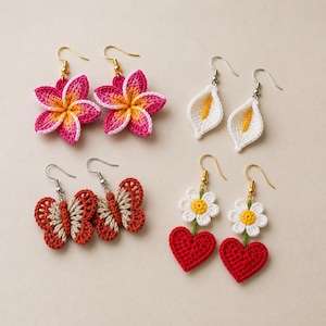 Può includere: Una collezione di orecchini all'uncinetto fatti a mano in vari disegni floreali e a farfalla. Gli orecchini presentano colori vivaci come rosa, bianco, rosso e giallo. Gli stili includono forme di fiori, farfalle, calle, margherite e cuori.