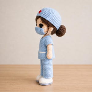 Virkmönster för sjuksköterska med amigurumi i PDF-format, plyschmönster för medicinsk docka, leksak för scrubsjuksköterska, virkmönster för söt sjukvårdspersonal, presentidé