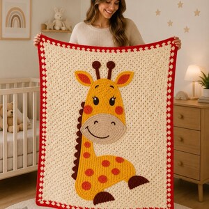 Puede incluir: Una manta de bebé de ganchillo de color crema con una gran jirafa sonriente con manchas naranjas y una melena marrón. La manta tiene un borde rojo y se muestra frente a un cuarto de niños.