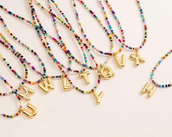Collana con iniziale di perline multicolore – Ciondolo con lettera in oro e argento – Accessorio personalizzato