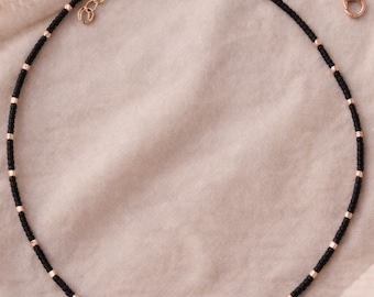 Collier ras du cou à perles rouges – Design minimaliste avec accents dorés