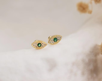 Aretes de ojo malvado de oro de 14 quilates, aretes de ojo malvado pavé, aretes de circonita cúbica verde "Ojo del Diablo", joyería minimalista, regalo de cumpleaños único para ella.