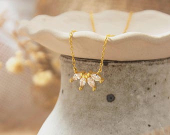 Colar com Pingente de Flor em Zircônia Cúbica em Formato de Marquise, Colar Delicado com Diamante, Colar Minimalista, Corrente Banhada a Ouro 18K para Mulheres, Presente para o Dia dos Namorados