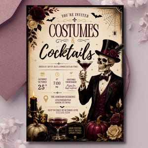 Könnte beinhalten: Eine Halloween-Partyeinladung mit einem Skelett im Smoking und Zylinder, das ein Martiniglas hält. Der Text lautet Costumes & Cocktails, mit Veranstaltungsdetails für den 25. Oktober um 19:00 Uhr, inklusive Kürbis, Rosen und einer Kerze.