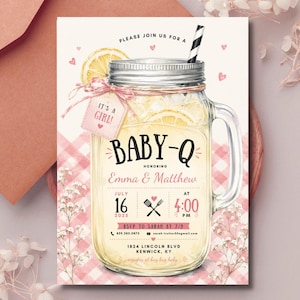 Op de afbeelding: Een Baby-Q uitnodigingskaart met een glazen pot gevuld met limonade, een schijfje citroen en een zwart-wit gestreept rietje. De tekst luidt: PLEASE JOIN US FOR A BABY-Q, IT'S A GIRL!, Emma & Matthew, July 16 2025, 4:00 PM, 1824 Lincoln Blvd.
