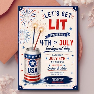 Peut inclure: Une invitation patriotique pour un barbecue du 4 juillet. Le design présente une canette de "USA Red White Brew" avec des feux d'artifice et le texte "Let's Get Lit". Comprend les détails de l'événement : date, heure, lieu et RSVP.