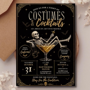 Może przedstawiać: Czarne zaproszenie na imprezę Halloween z szkieletem relaksującym się w kieliszku do martini. Tekst brzmi: JOIN US FOR A NIGHT OF COSTUMES & COCKTAILS, SIP DRESS UP GET INTO TROUBLE, PRIZES FOR BEST COSTUMES, COCKTAILS DANCING & GOOD COMPANY, 31 PAŹDZIERNIKA.