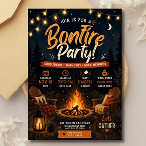Może przedstawiać: Zaproszenie na imprezę przy ognisku z ciemnoniebieskim tłem nocnego nieba. Tekst "Bonfire Party!" jest w pomarańczowym skrypcie. Zaproszenie zawiera datę, godzinę i miejsce, a także ilustracje ogniska i krzeseł.