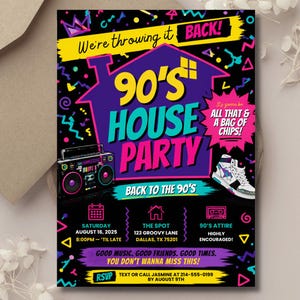 Op de afbeelding: Een kleurrijke uitnodiging voor een 90's House Party. Het ontwerp toont een paars huis, een boombox en een high-top sneaker. De tekst bevat feestdetails, de zin "We're throwing it BACK!" en "Good Music. Good Friends. Good Times."