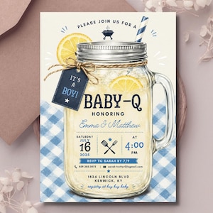 Op de afbeelding: Een Baby-Q uitnodigingskaart met een glazen pot gevuld met limonade, een schijfje citroen en een blauw-wit gestreept rietje. De tekst luidt: PLEASE JOIN US FOR A BABY-Q HONORING Emma & Matthew, JULY 16 2025 AT 4:00 PM, IT'S A BOY!