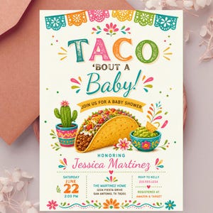 以下が含まれることがあります： TACO 'BOUT A BABY! JOIN US FOR A BABY SHOWER HONORING JESSICA MARTINEZというテキストが書かれたベビーシャワーの招待状。タコス、模様入りの鉢に入ったサボテン、ワカモレのボウル、カラフルなパペルピカドのバナーがデザインされています。