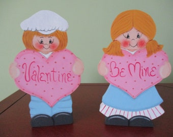 pareja de San Valentín, niño, niña, decoración de San Valentín, niñera de San Valentín, niñera de estantería, tole pintado, regalo para ella, regalo de anfitriona, bandeja escalonada