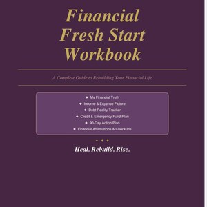 Op de afbeelding: Een donkerpaarse werkboekomslag met de titel Financial Fresh Start Workbook in gouden tekst. Het bevat de ondertitel A Complete Guide to Rebuilding Your Financial Life en een lijst met secties: My Financial Truth, Income & Expense Picture, Debt Reality Tracker, Credit & Emergency Fund Plan, 90-Day Action Plan en Financial Affirmations & Check-Ins.