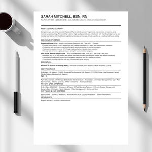 Op de afbeelding: Een wit document met een professioneel cv voor Sarah Mitchell, BSN, RN, met secties voor professionele samenvatting, klinische ervaring, opleiding, certificeringen, vaardigheden en software.