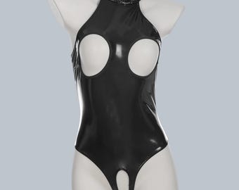 Body a fascia lucido con scollo all'americana e aperture sul petto, ideale per serate in discoteca.