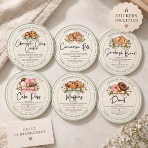 Op de afbeelding: Zes ronde beige stickers met groene randen voorzien van illustraties van gebak, waaronder chocolate chip cookies, cinnamon rolls, zuurdesembrood, cake pops, muffins en donuts. Elke sticker bevat tekst met een lijst van ingrediënten.