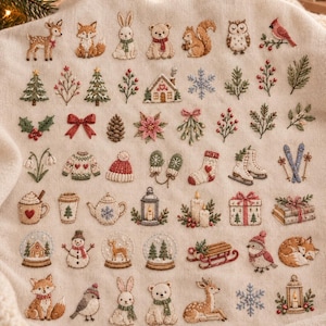 Op de afbeelding: Een beige stoffen sampler met een raster van geborduurde winter- en vakantiemotieven, waaronder bosdieren zoals herten, vossen en beren, naast kerstbomen, sneeuwvlokken, wanten, een sneeuwpop en diverse feestelijke botanische elementen.